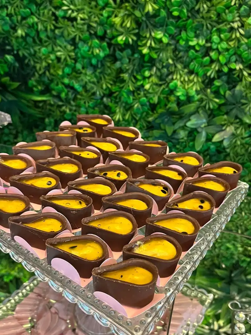 Gota Dourada — mousse de maracujá e geleia