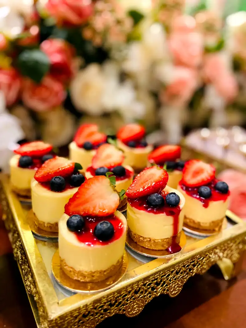Mini cheesecake com geleia de morango, blueberry e arabesco